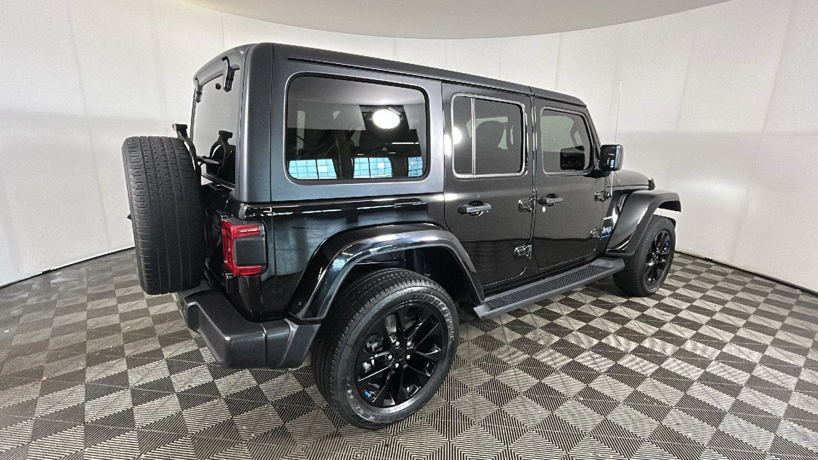 Used 2023 Jeep Wrangler Unlimited Sahara w/ Cold Weather Group AWD/4WD image 3