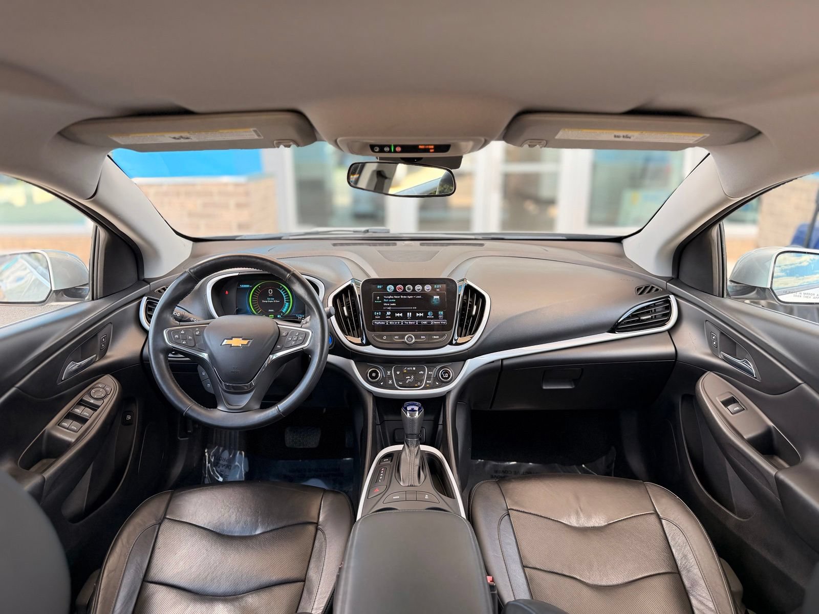 Used 2017 Chevrolet Volt LT w/ Comfort Package FWD image 2
