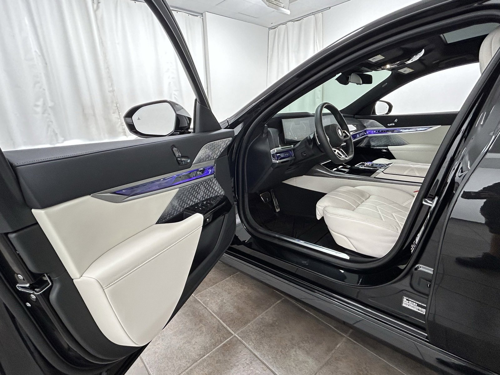 Used 2025 BMW 760i xDrive w/ Premium Package image 23