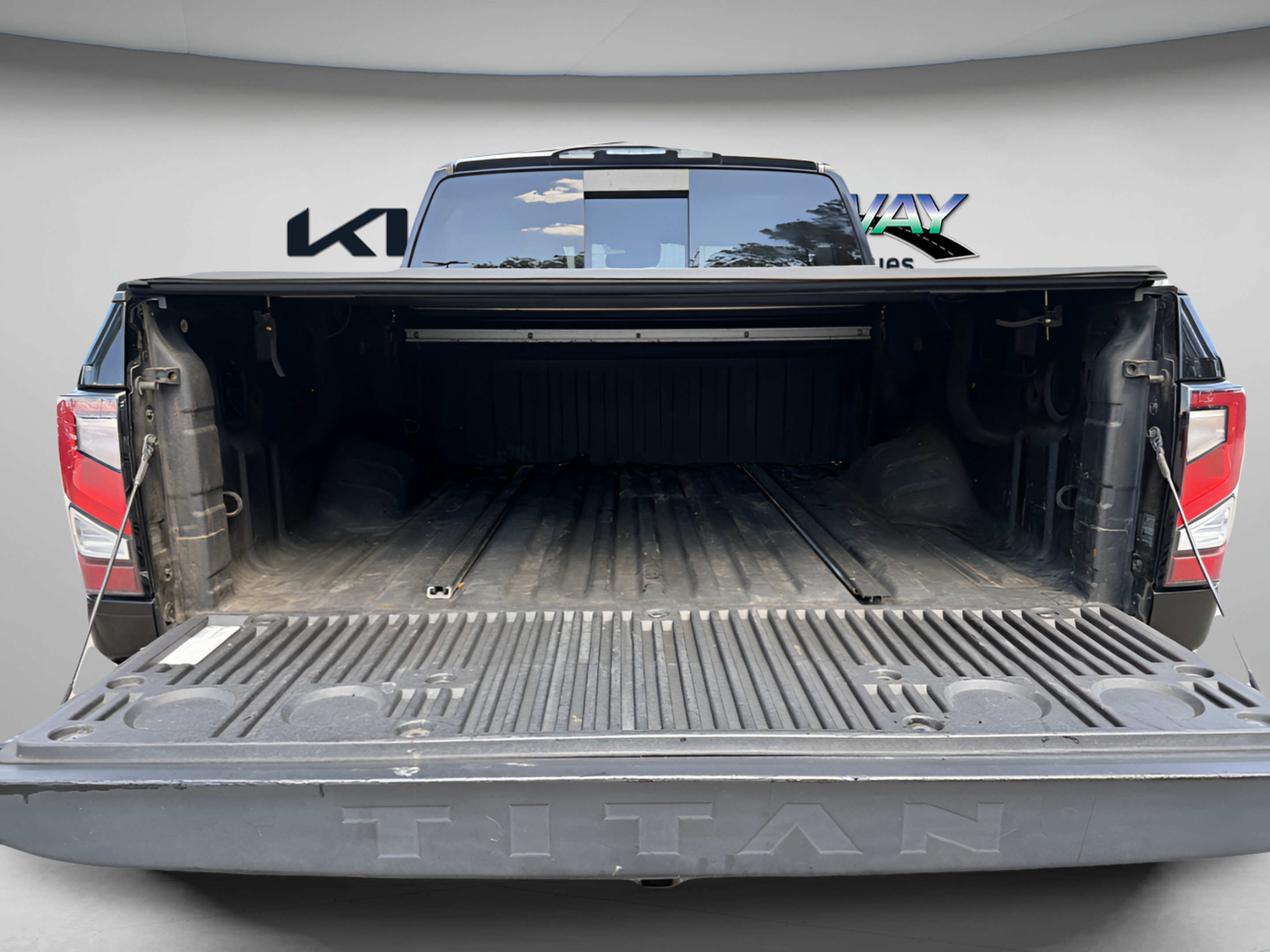 Used 2020 Nissan Titan Platinum Reserve w/ Moonroof Package AWD/4WD image 28