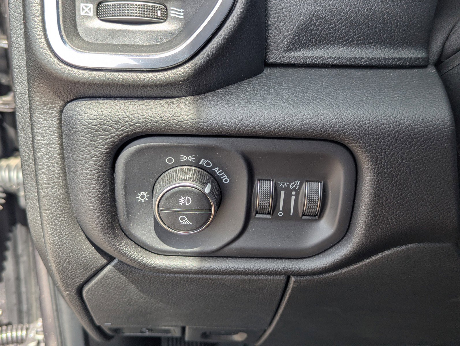 Used 2025 RAM 2500 Laramie image 33