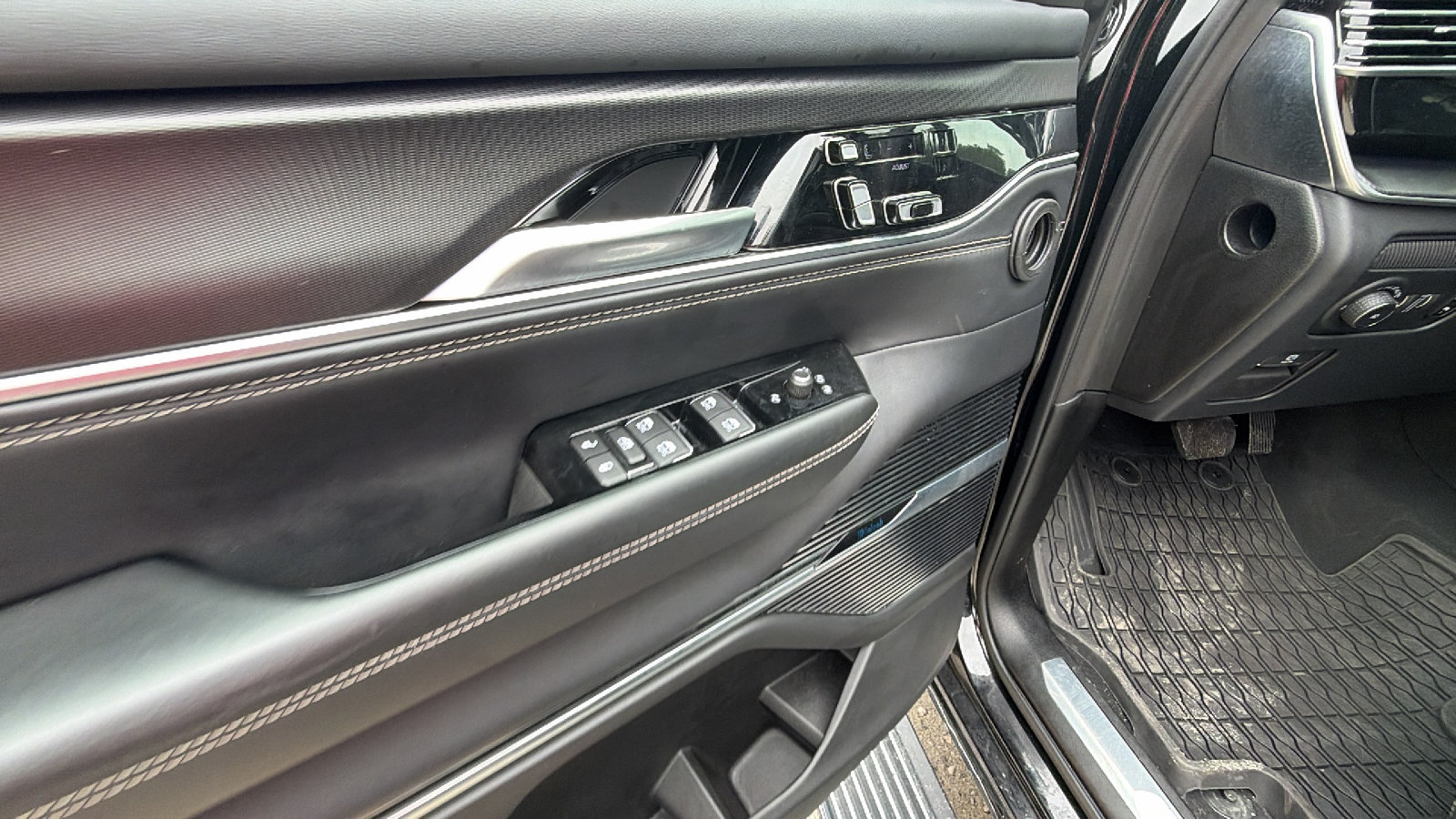 Certified 2025 Jeep Grand Wagoneer Series II Obsidian w/ Quick Order Packagew 28T AWD/4WD image 15