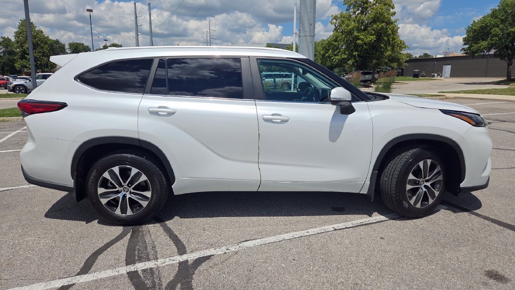 Used 2023 Toyota Highlander XLE FWD image 9