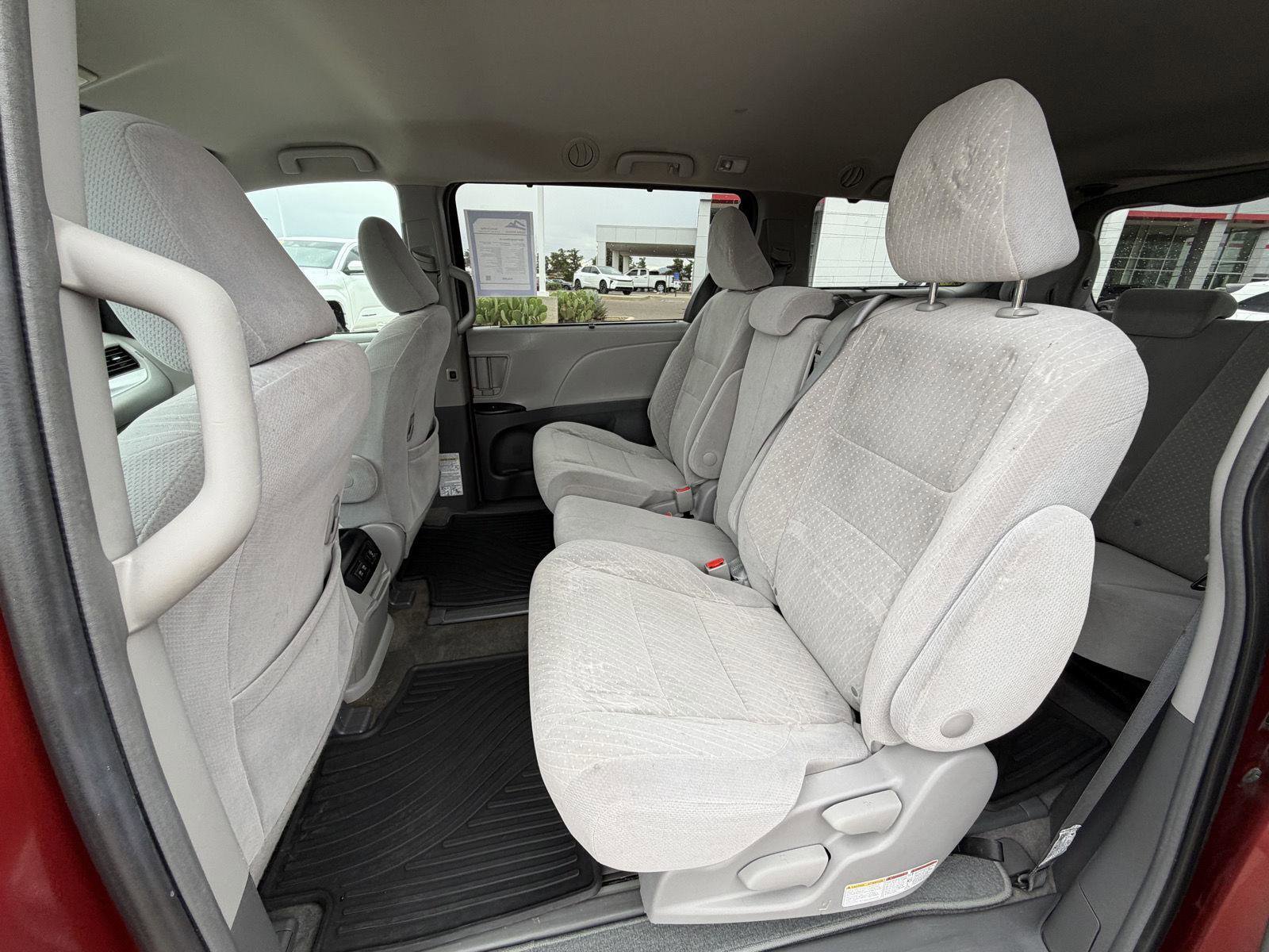 Used 2018 Toyota Sienna LE w/ Carpet Mat Package FWD image 22