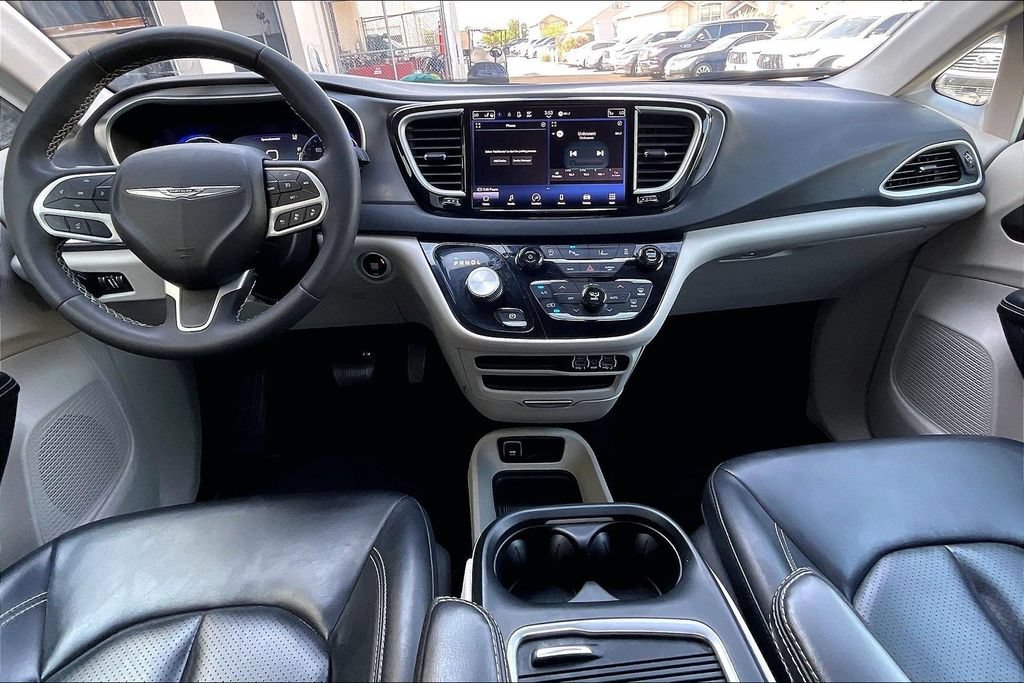 Used 2023 Chrysler Pacifica Touring-L FWD image 16