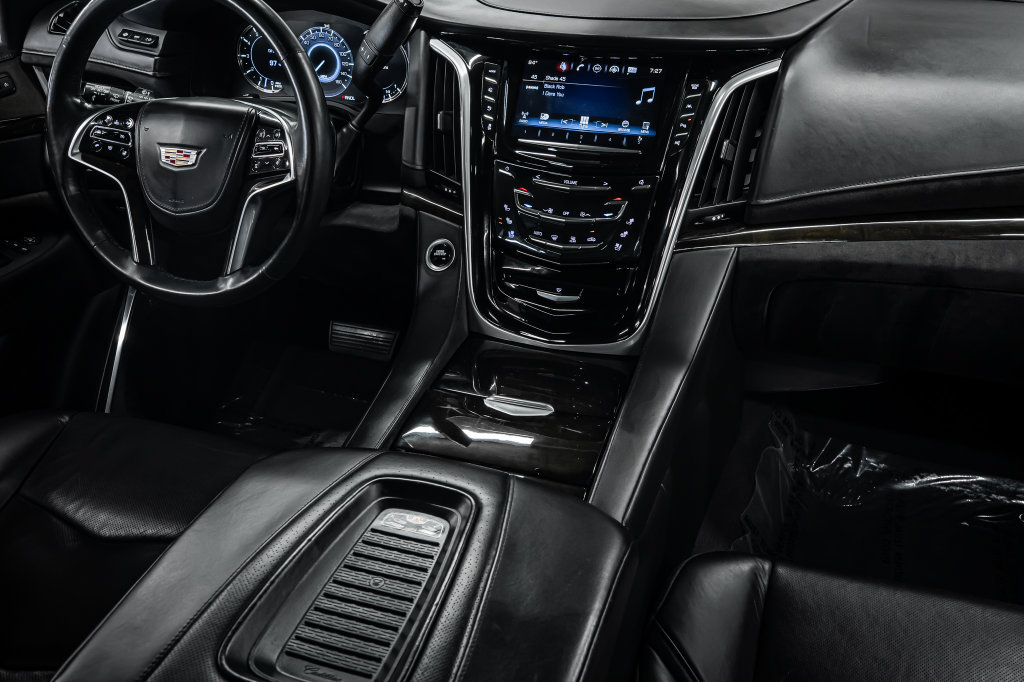 Used 2020 Cadillac Escalade Platinum RWD image 28