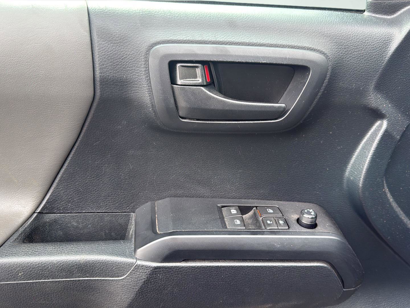 Used 2019 Toyota Tacoma SR image 9