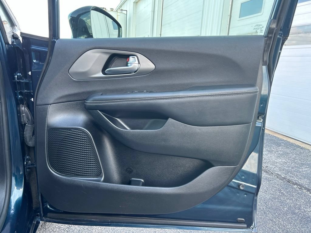 Used 2025 Chrysler Pacifica Select FWD image 51