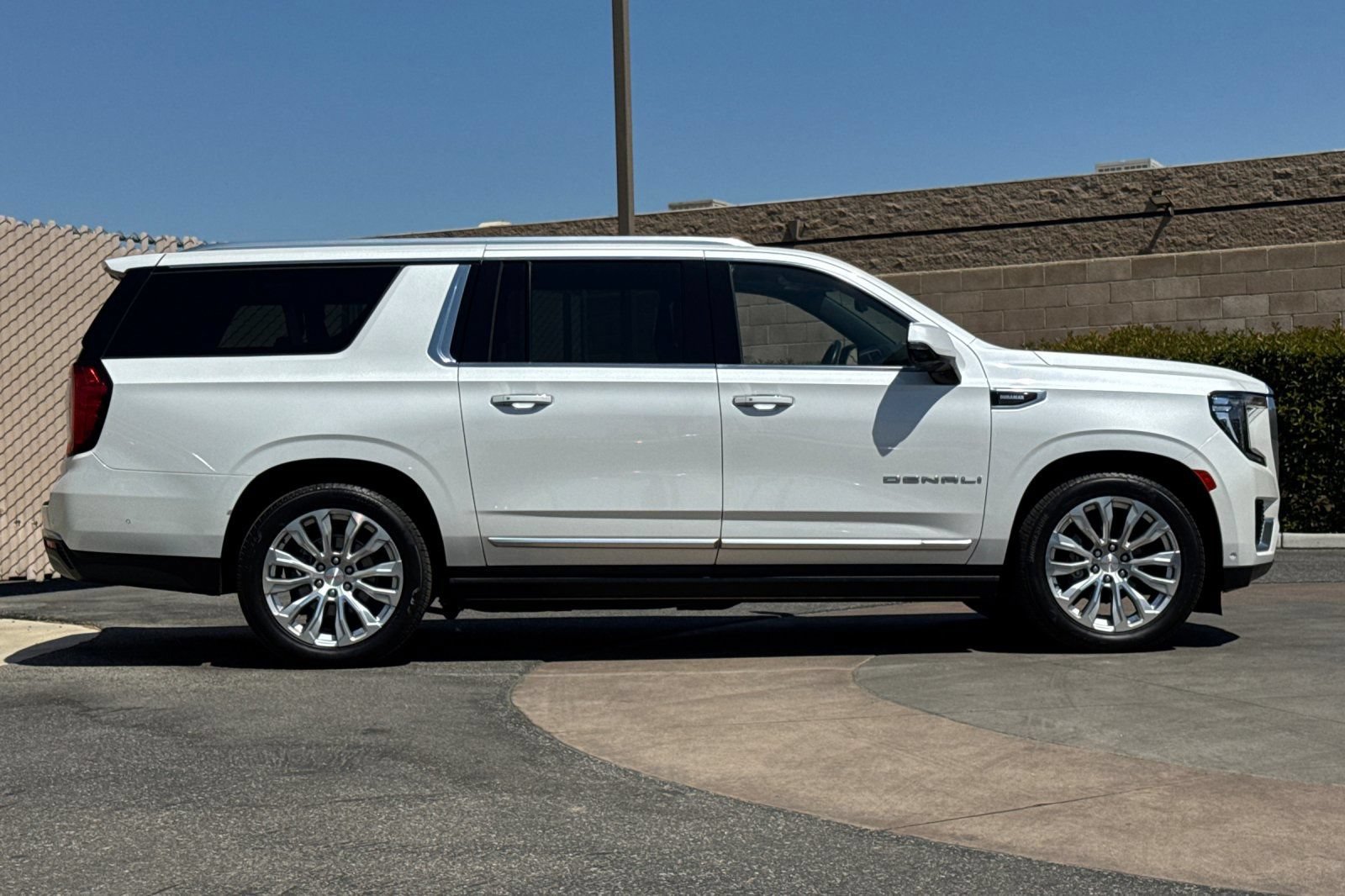 Certified 2023 GMC Yukon XL Denali w/ Advanced Technology Package AWD/4WD image 3