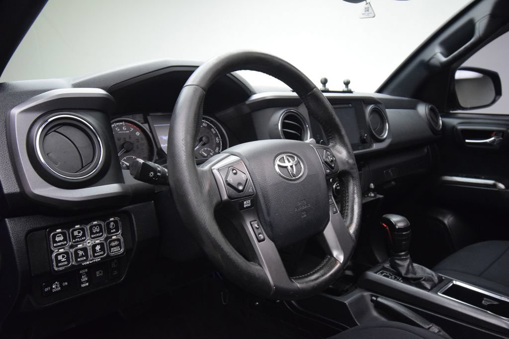 Used 2018 Toyota Tacoma TRD Sport AWD/4WD image 14