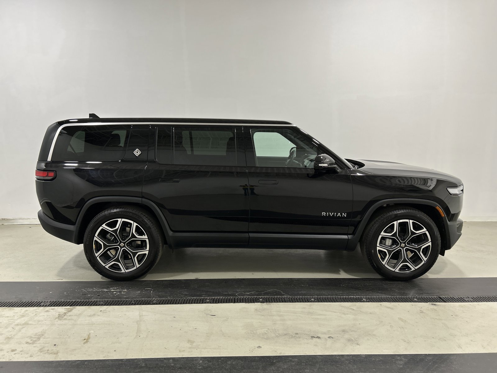 Used 2025 Rivian R1S Adventure image 6