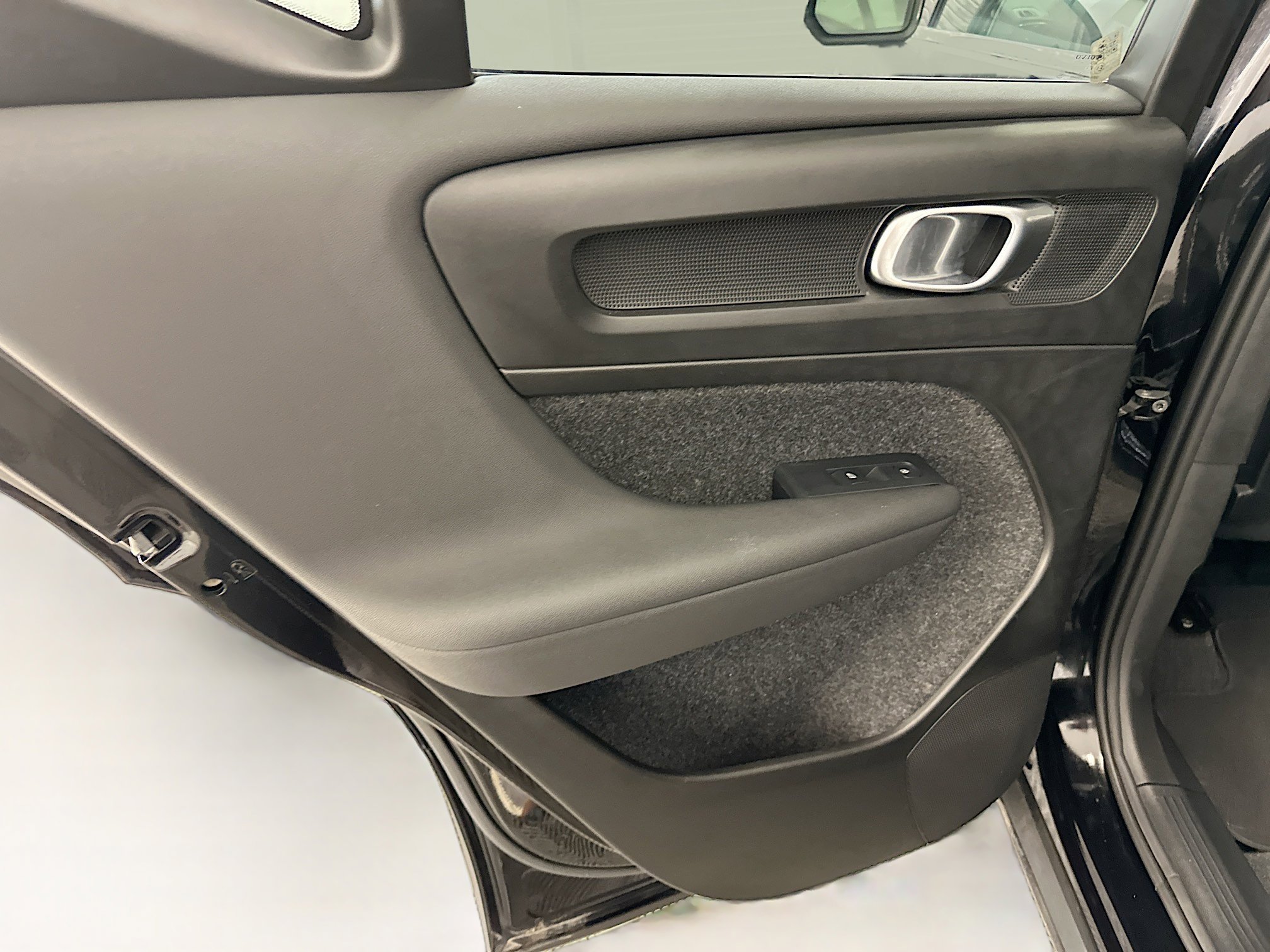 Used 2025 Volvo XC40 B5 Core image 28