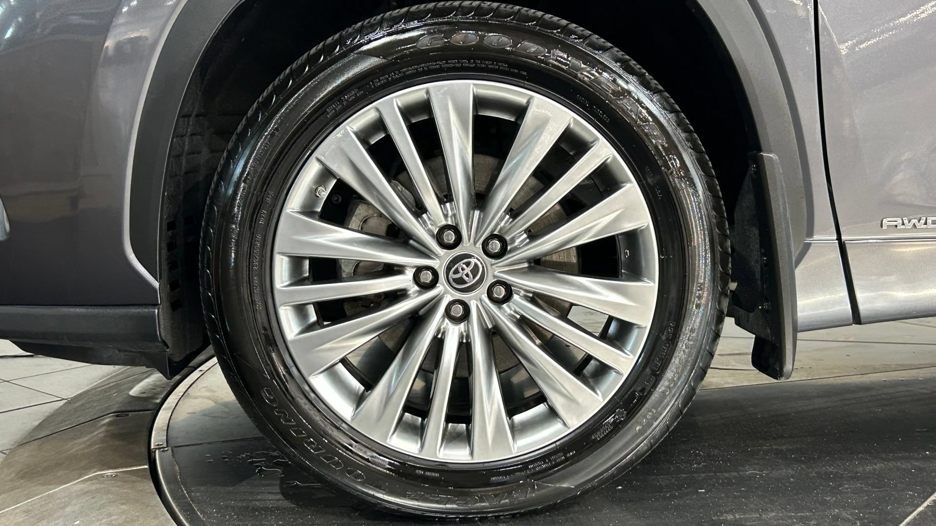 Used 2024 Toyota Highlander Platinum AWD/4WD image 28