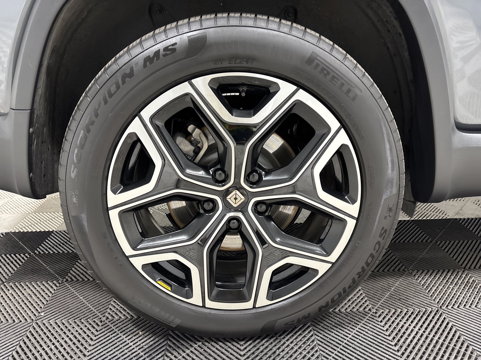 Used 2025 Rivian R1S Adventure AWD/4WD image 12
