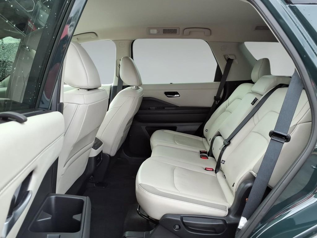 Used 2025 Nissan Pathfinder SL AWD/4WD image 11
