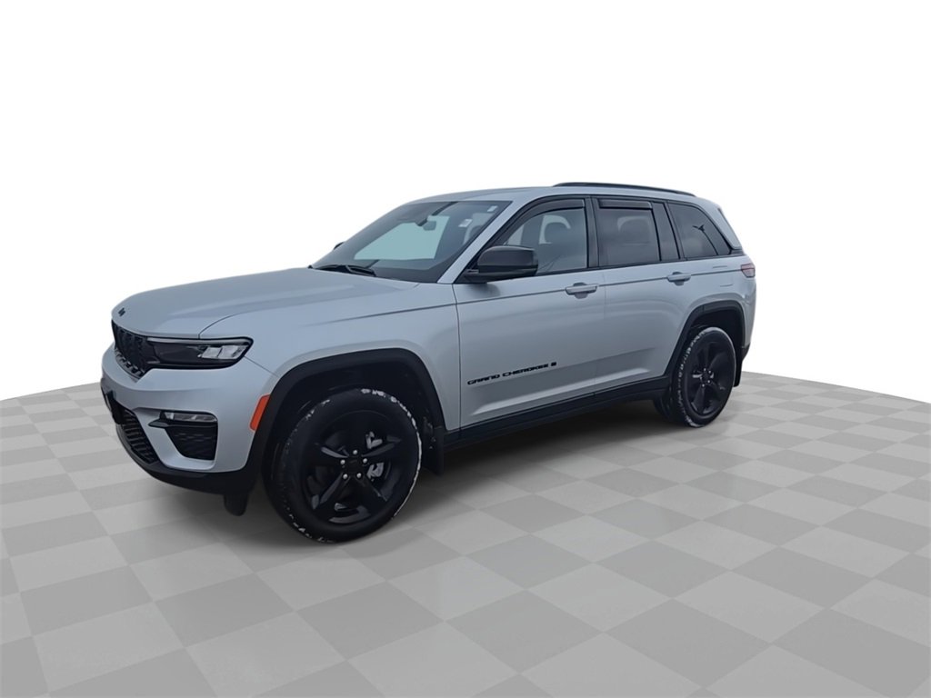 Used 2025 Jeep Grand Cherokee Limited w/ Black Appearance Package image 4