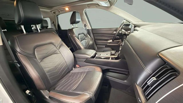 Used 2024 Nissan Pathfinder Platinum image 19