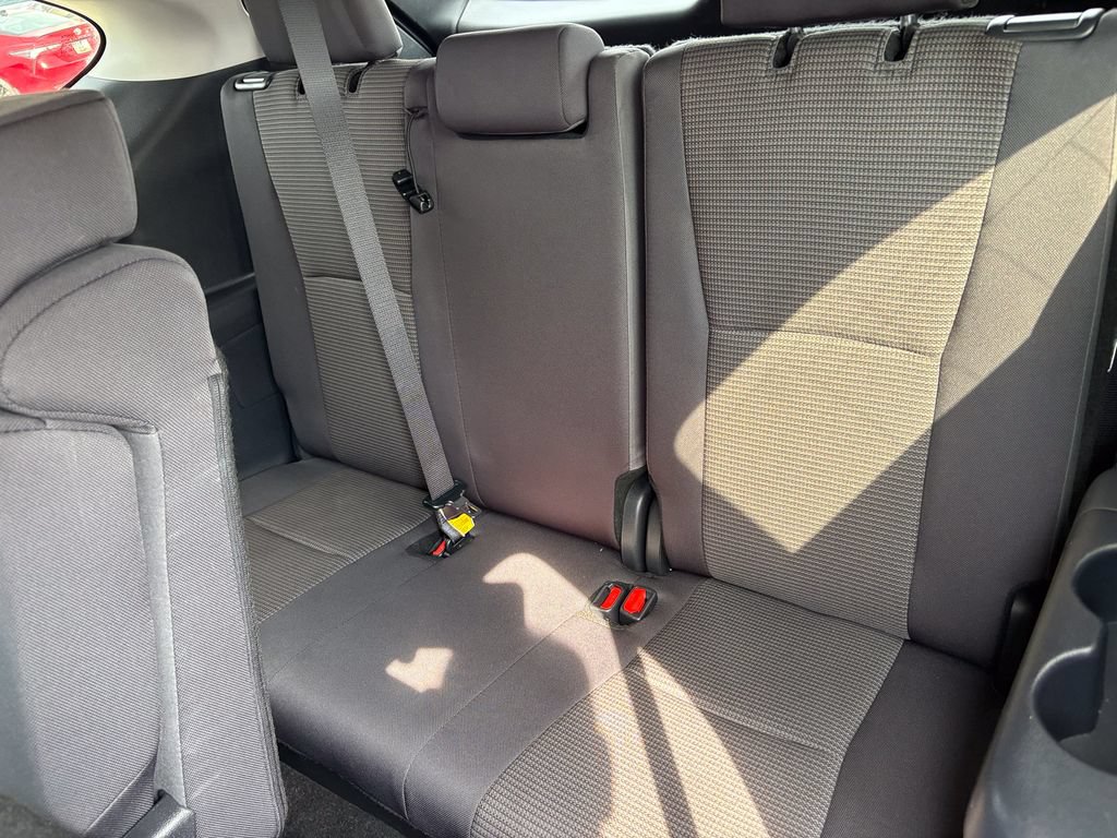 Used 2025 Toyota Highlander LE FWD image 44