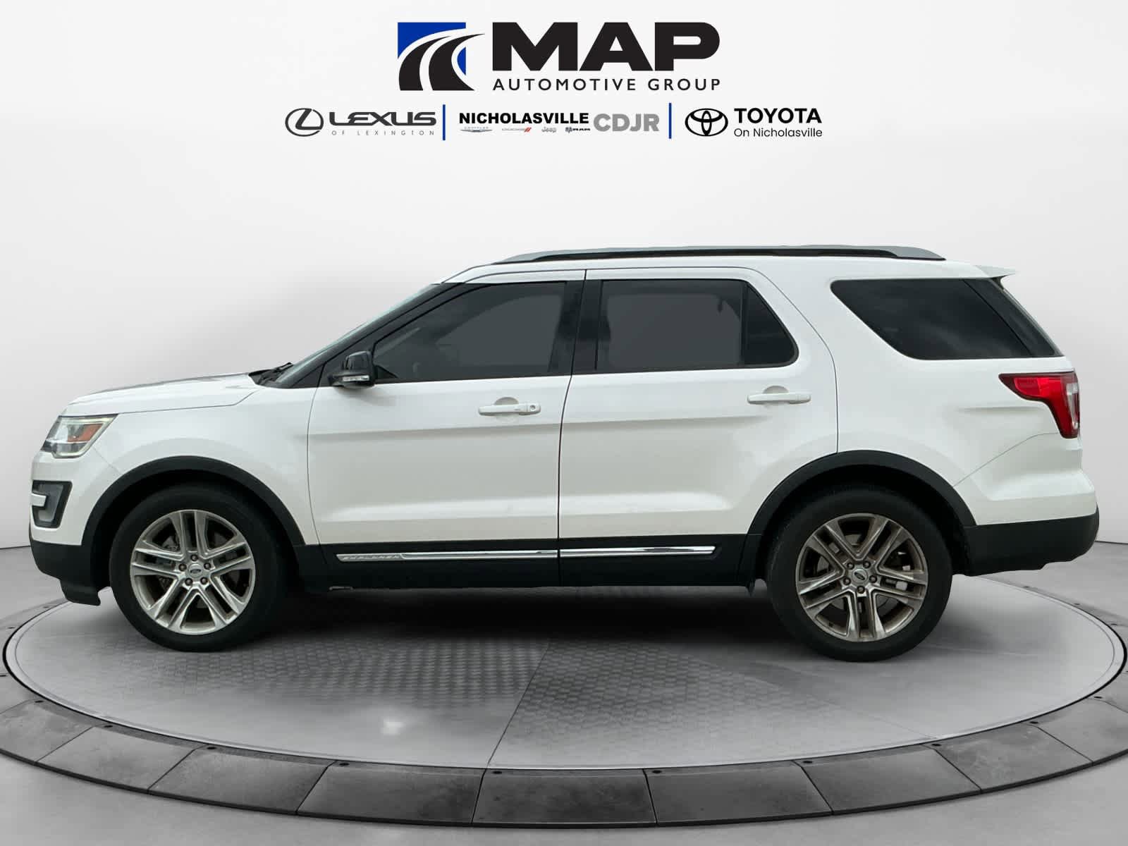 Used 2017 Ford Explorer XLT w/ Equipment Group 202A FWD image 2