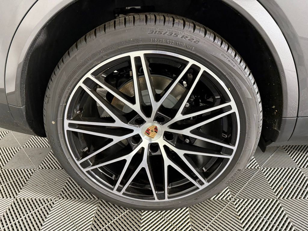Certified 2025 Porsche Cayenne Coupe image 13