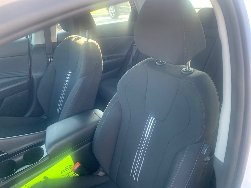 Certified 2025 Hyundai Elantra SEL FWD image 12