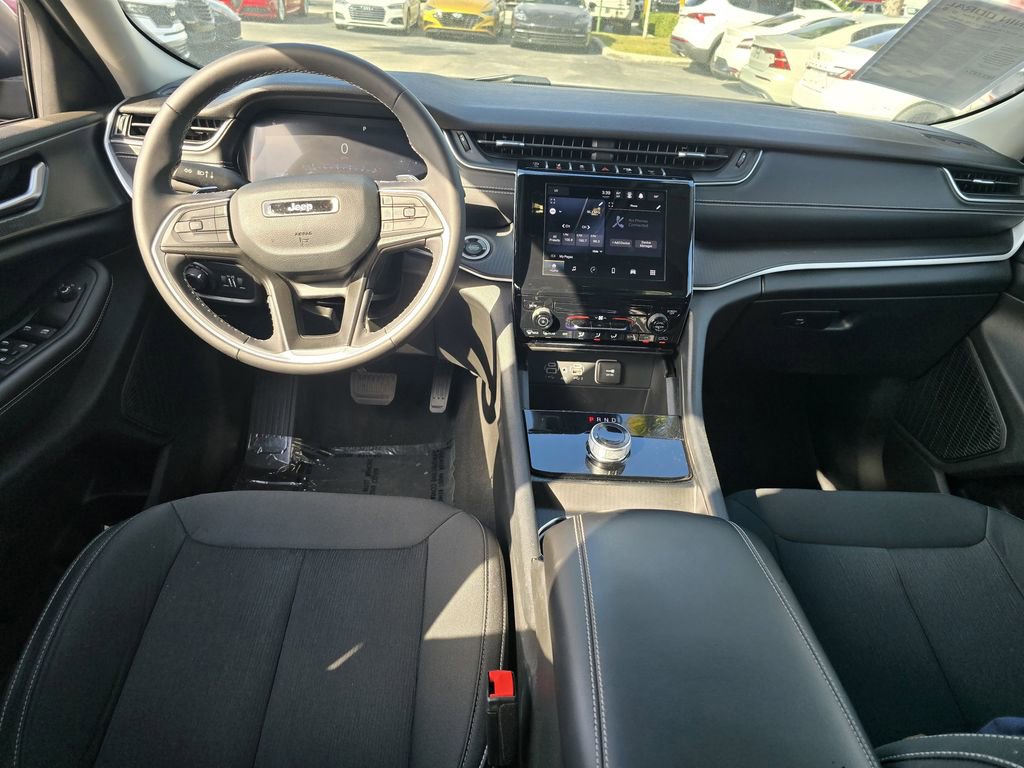 Used 2023 Jeep Grand Cherokee Laredo X image 15