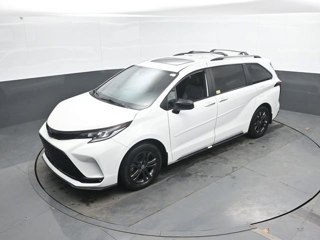 Used 2025 Toyota Sienna XSE image 16