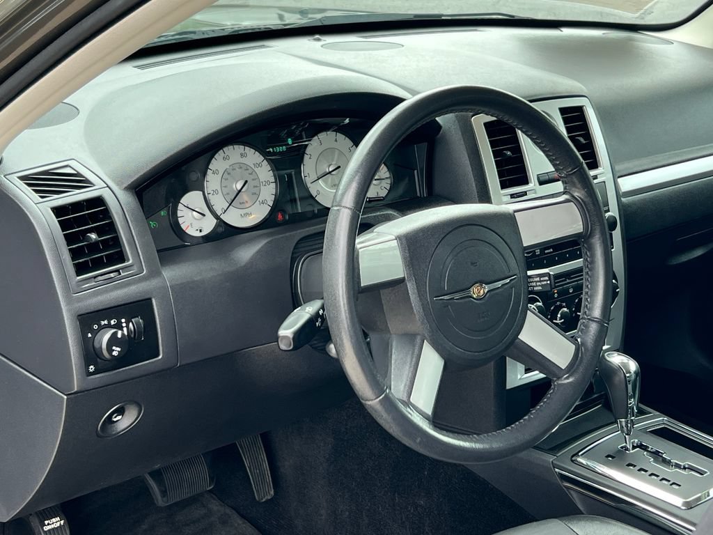Used 2010 Chrysler 300 Touring RWD image 5