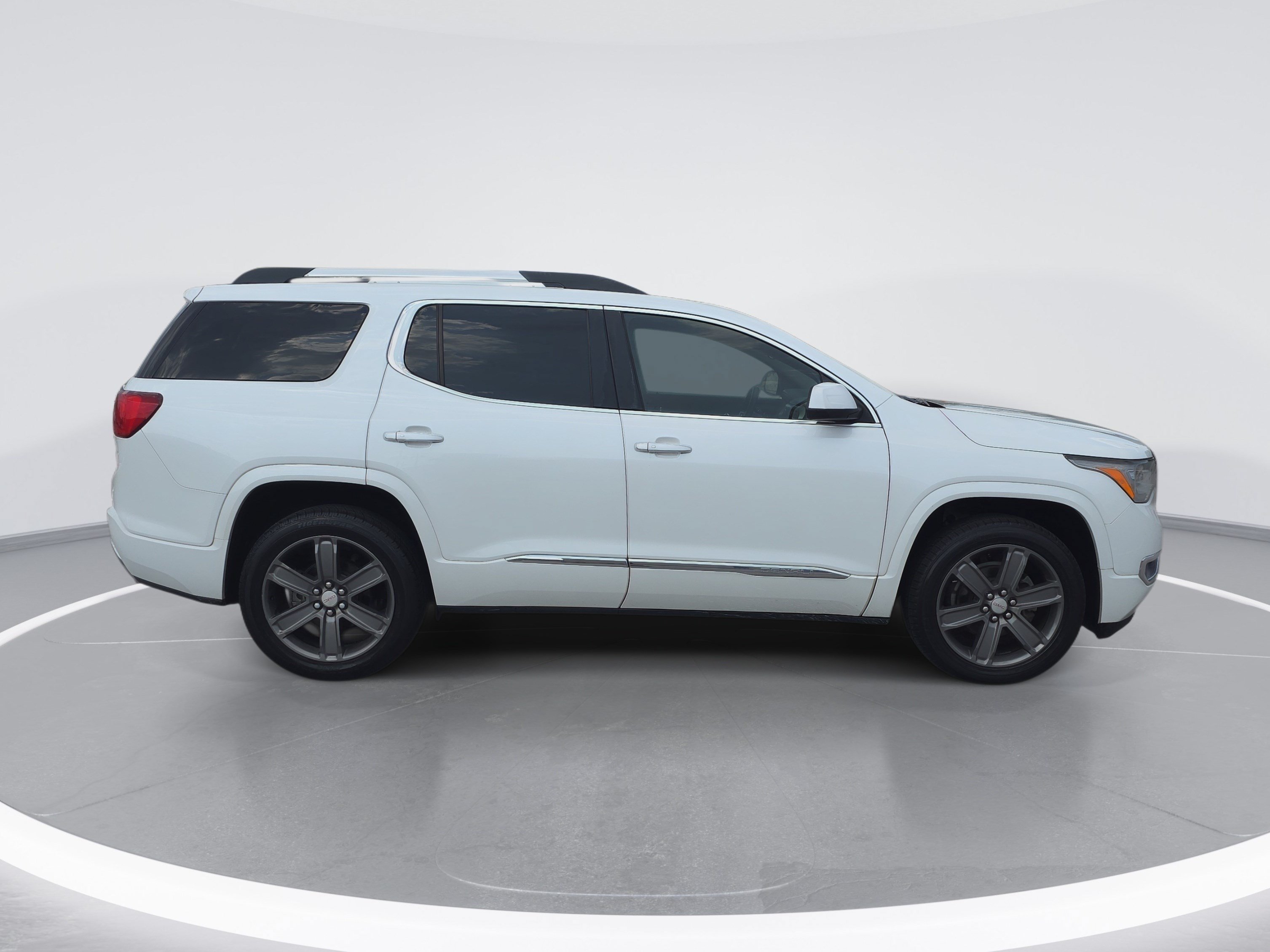Used 2017 GMC Acadia Denali w/ Technology Package FWD image 2