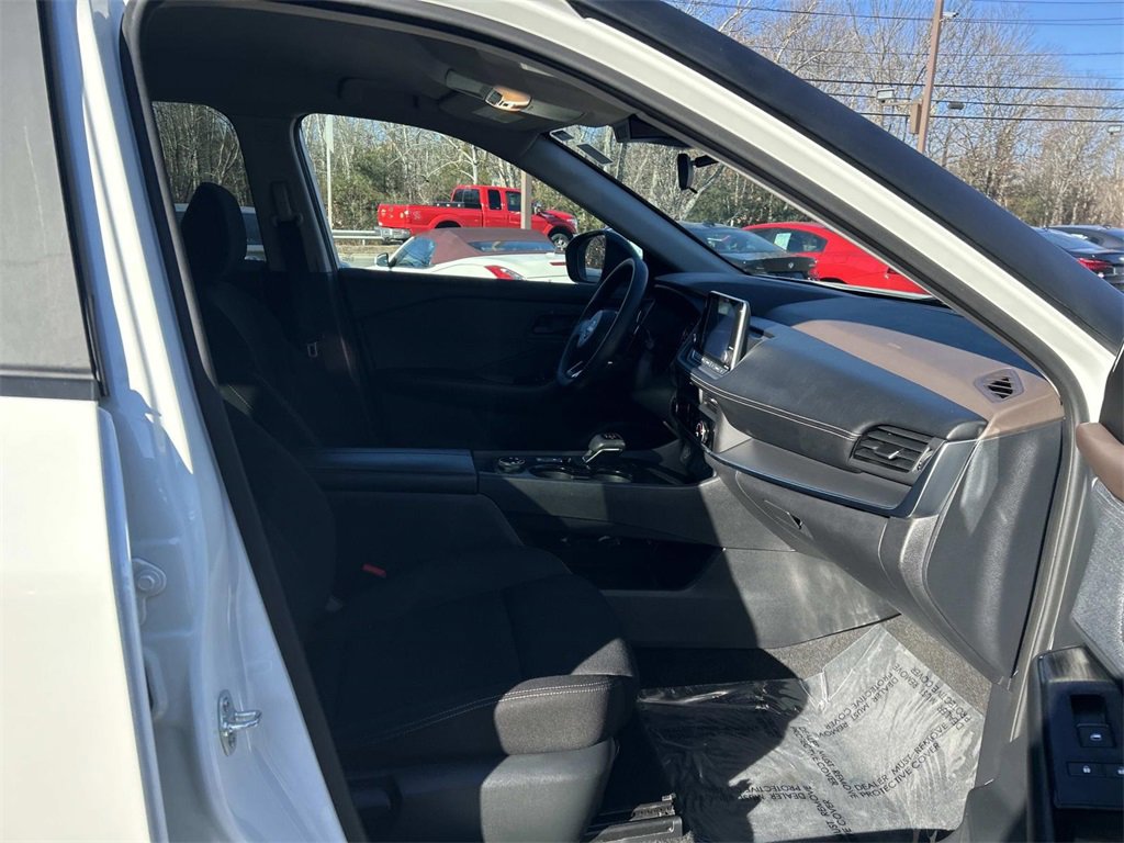 Used 2023 Nissan Rogue S image 17