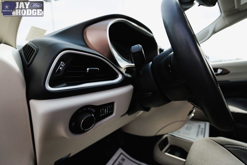 Used 2023 Chrysler Voyager LX image 33