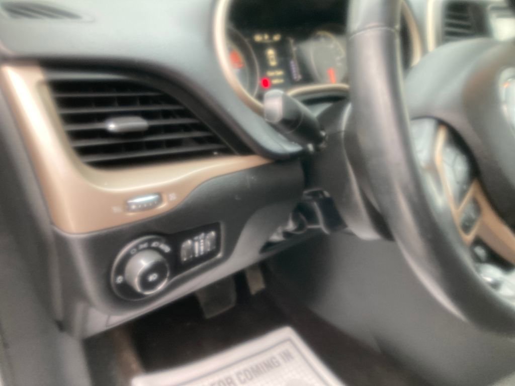 Used 2017 Jeep Cherokee Latitude image 17