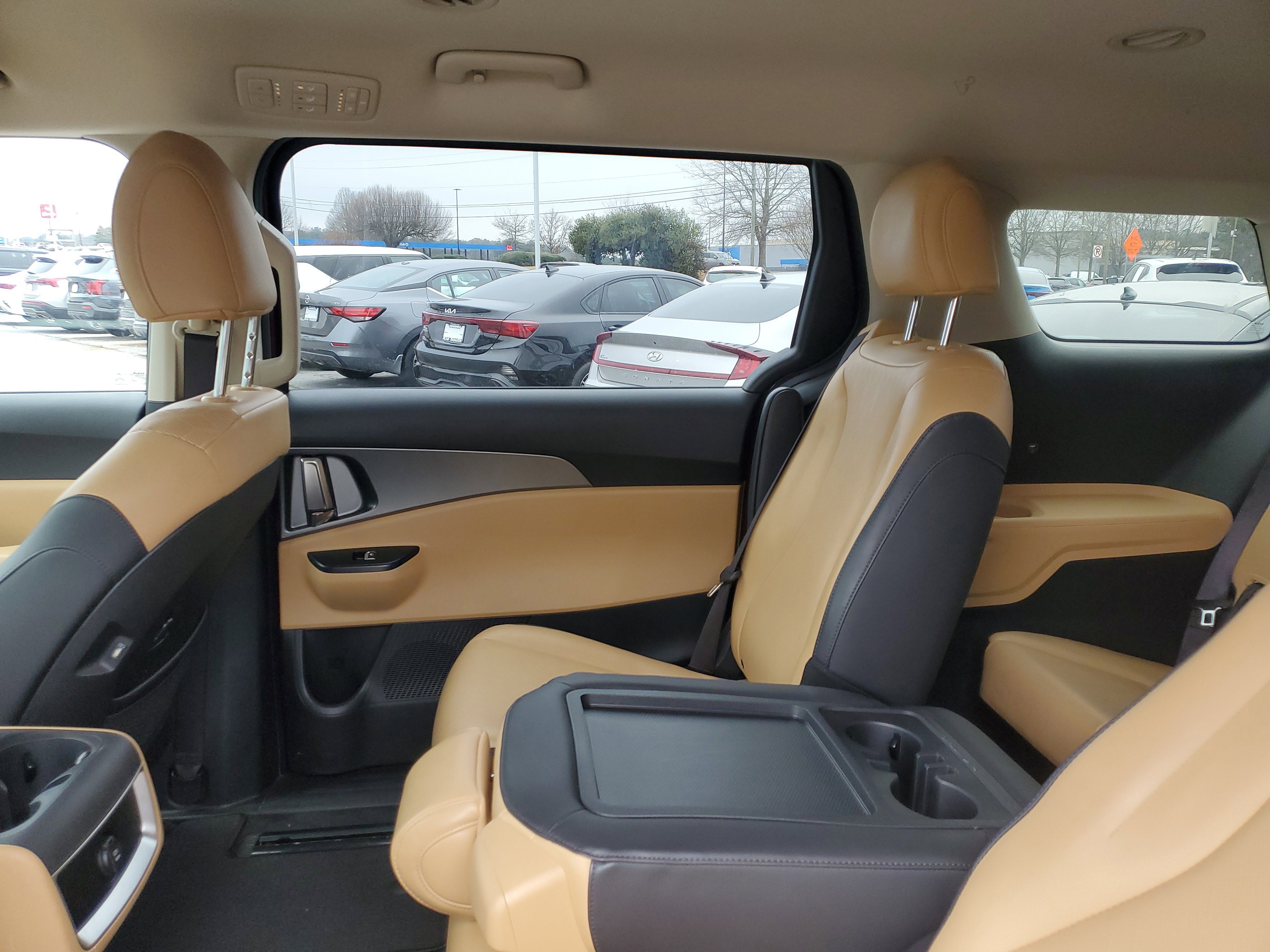 Used 2023 Kia Carnival LX image 10