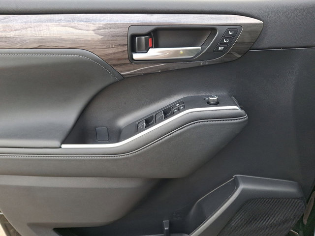 Used 2023 Toyota Highlander Limited image 12