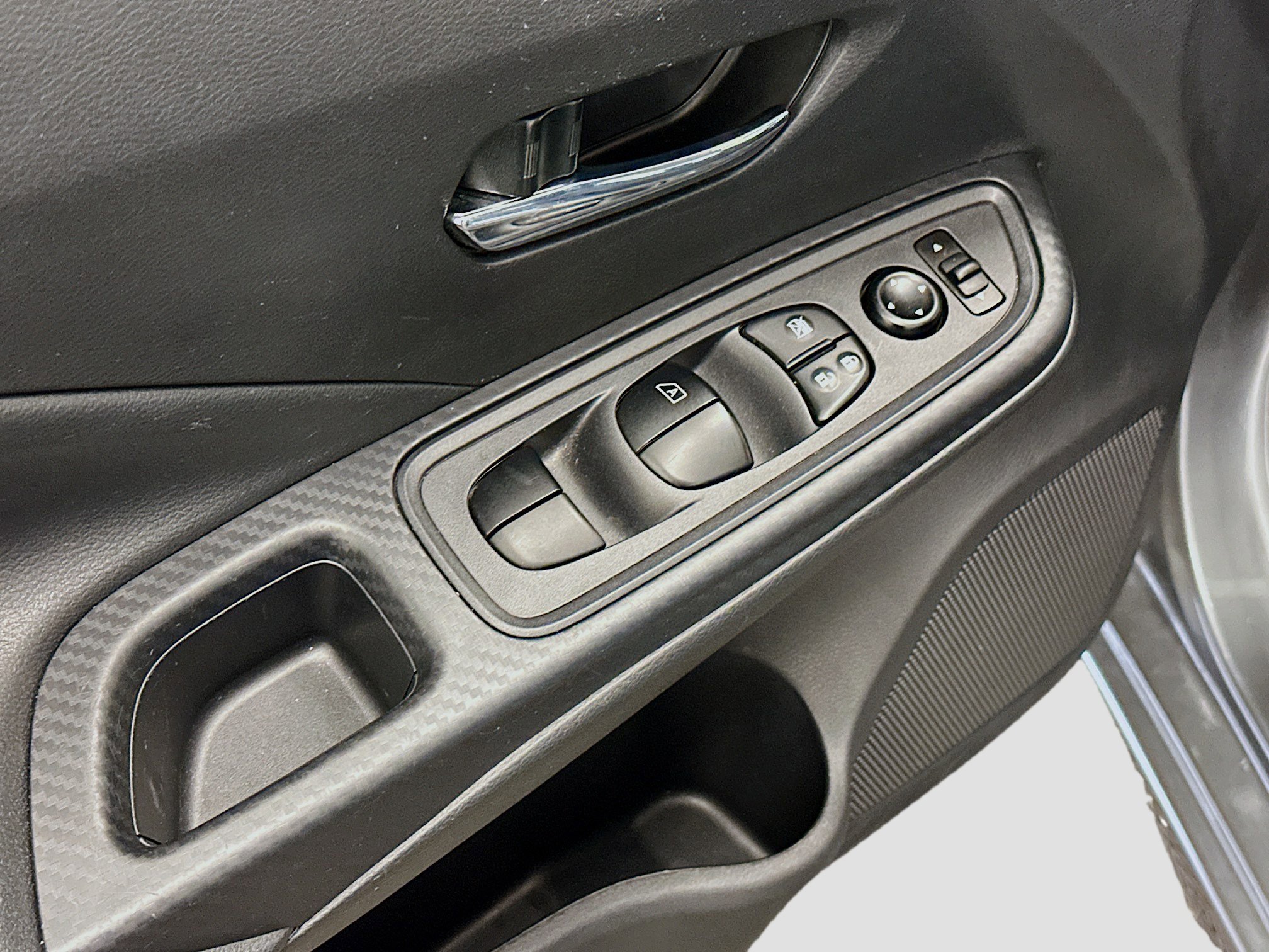 Used 2025 Nissan Versa SV FWD image 15