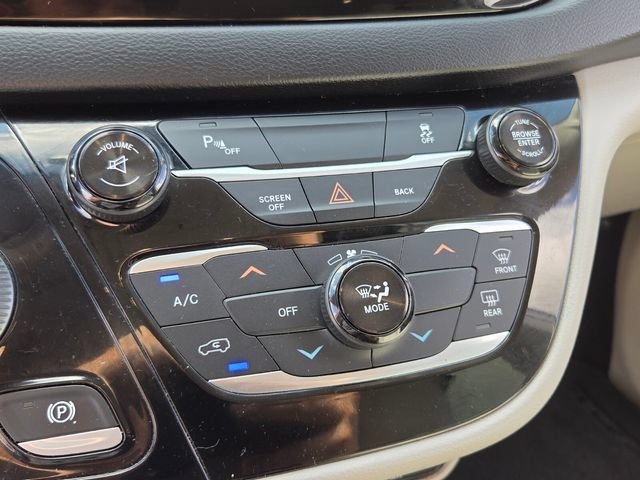 Used 2017 Chrysler Pacifica Touring FWD image 27