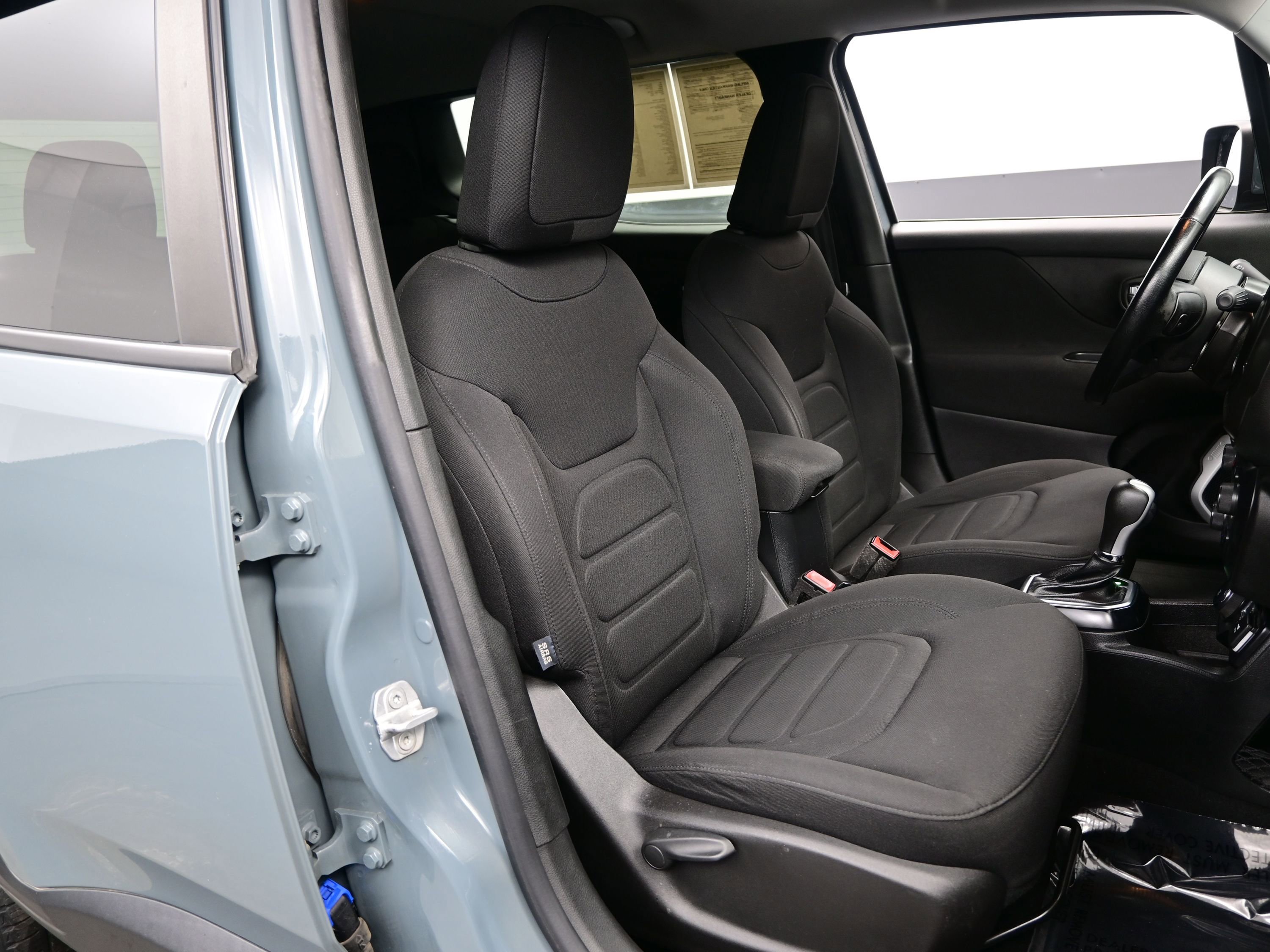 Used 2018 Jeep Renegade Latitude w/ Cold Weather Group image 12