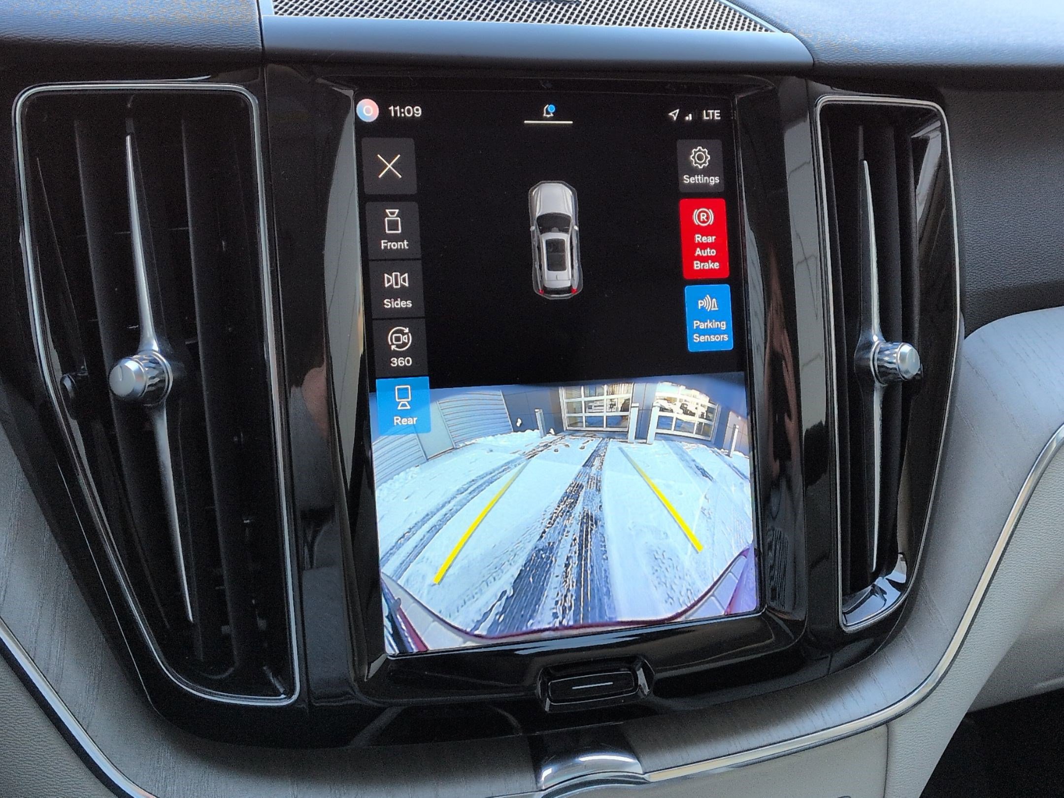 Certified 2023 Volvo XC60 T8 Plus image 23