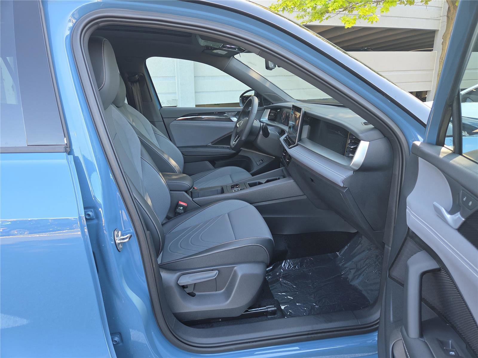 New 2025 Volkswagen Tiguan SE R-Line image 36