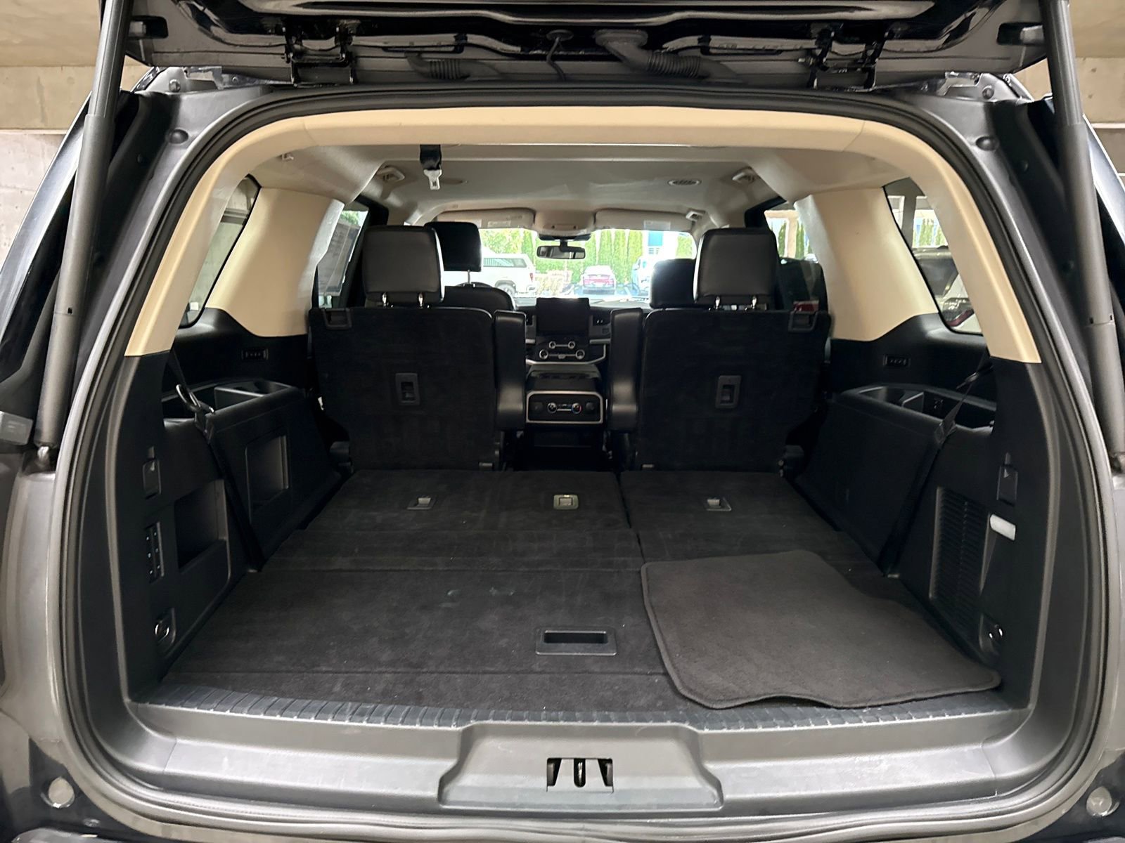 Used 2024 Ford Expedition XLT image 3
