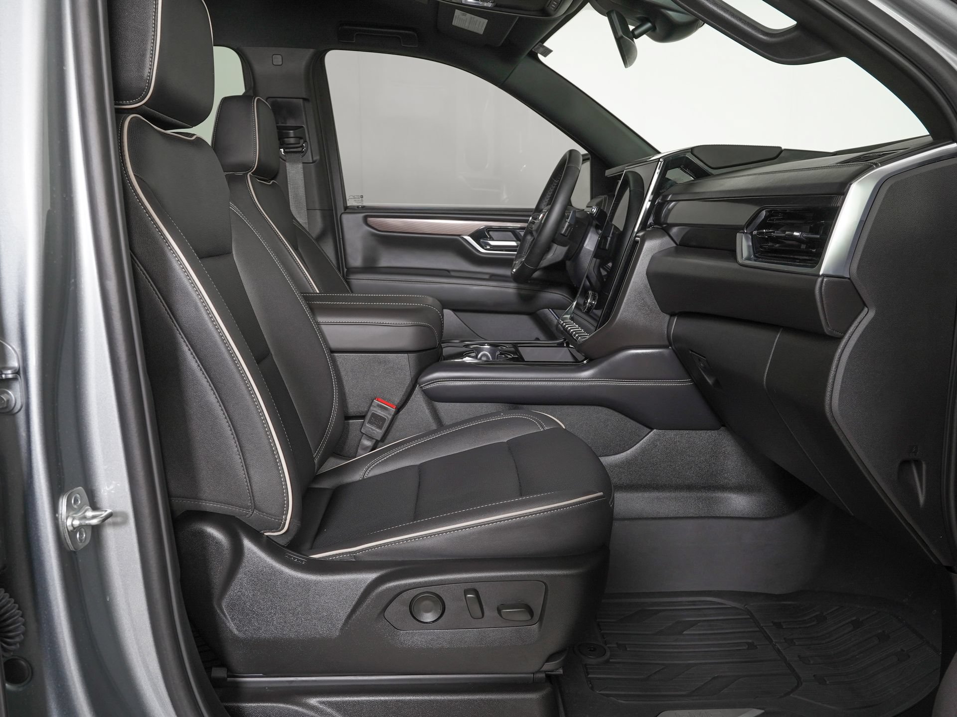 Used 2025 GMC Yukon XL Elevation w/ LPO, Floor Liner Package AWD/4WD image 10