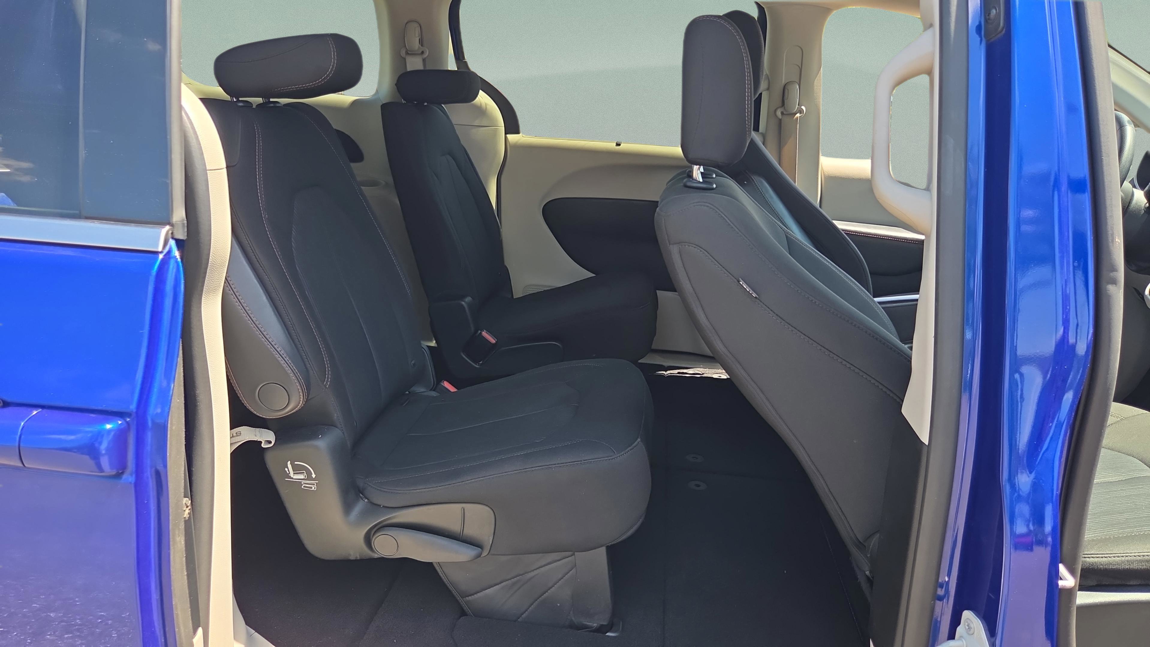 Used 2020 Chrysler Pacifica Touring image 16