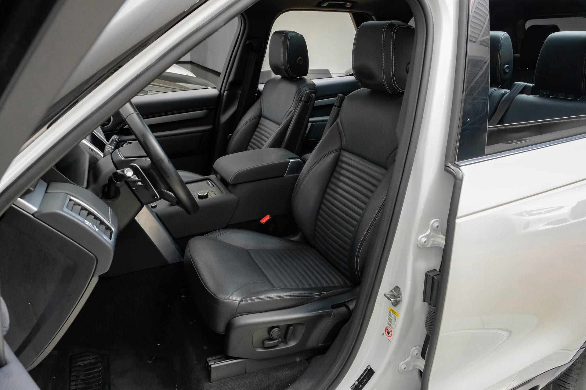 Used 2023 Land Rover Discovery S R-Dynamic image 35