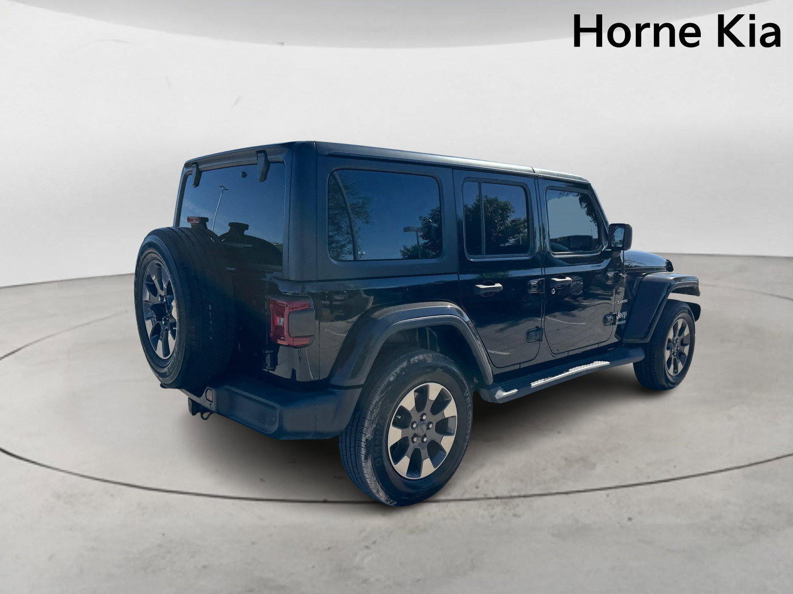 Used 2018 Jeep Wrangler Unlimited Sahara AWD/4WD image 4
