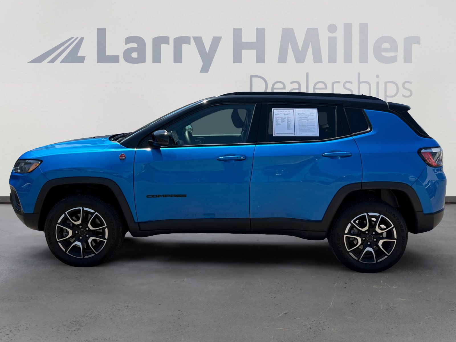 Used 2025 Jeep Compass Trailhawk AWD/4WD image 2