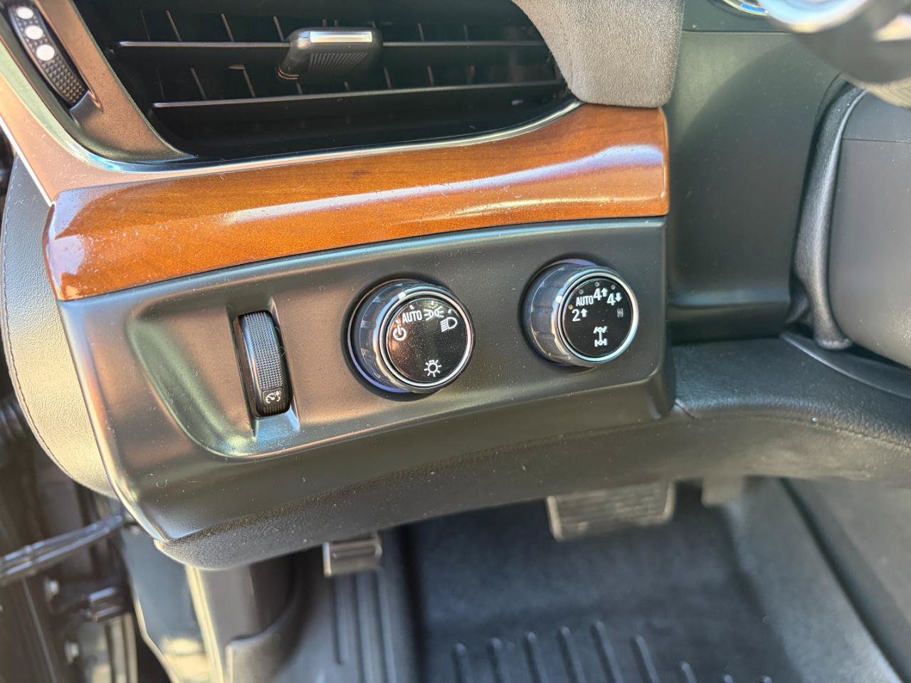 Used 2018 Cadillac Escalade Luxury AWD/4WD image 16