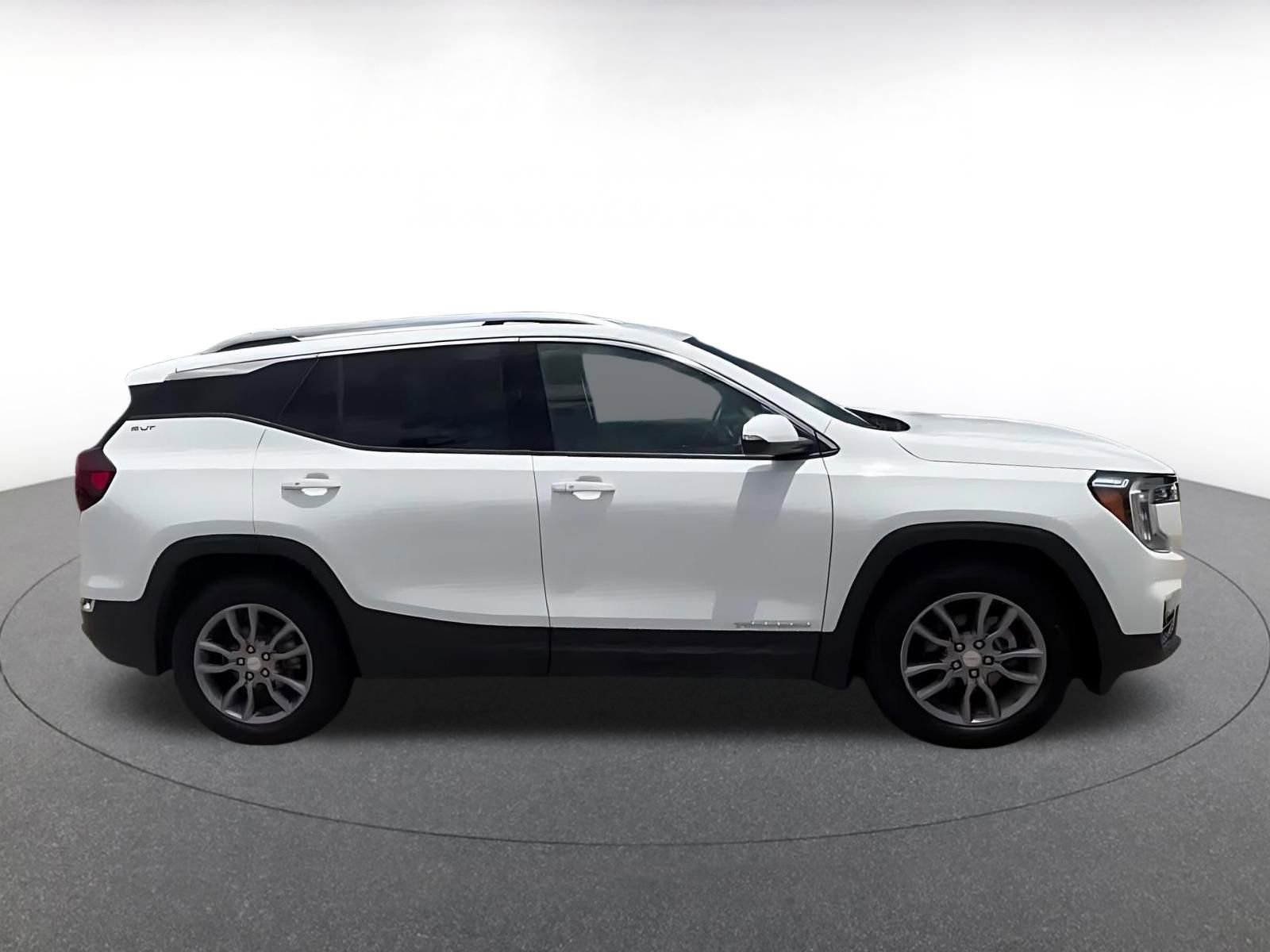 Used 2024 GMC Terrain SLT AWD/4WD image 16