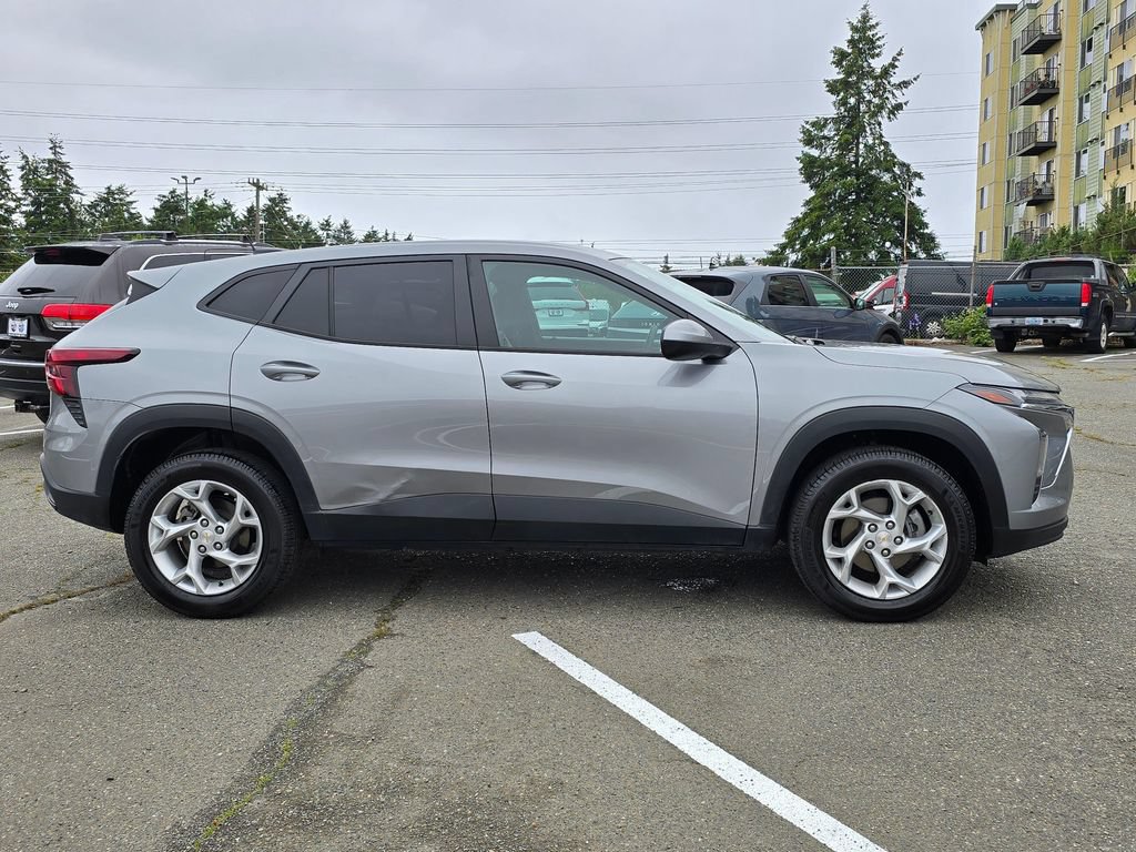 Used 2024 Chevrolet Trax LS w/ LS Convenience Package FWD image 8