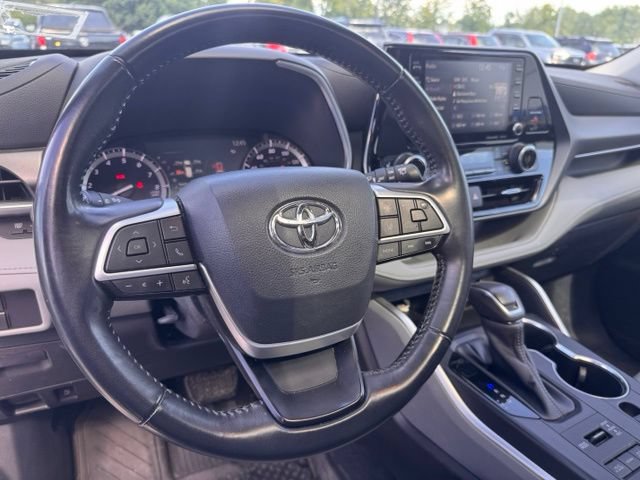 Used 2022 Toyota Highlander XLE AWD/4WD image 13