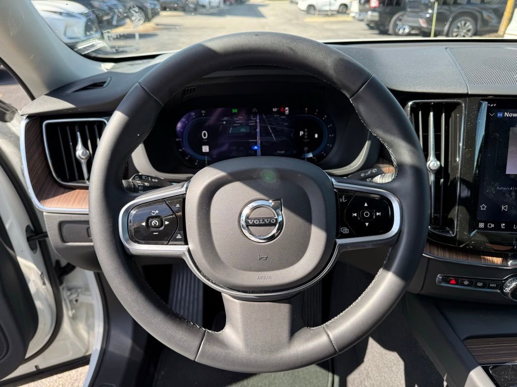 Used 2023 Volvo XC60 B5 Plus image 8